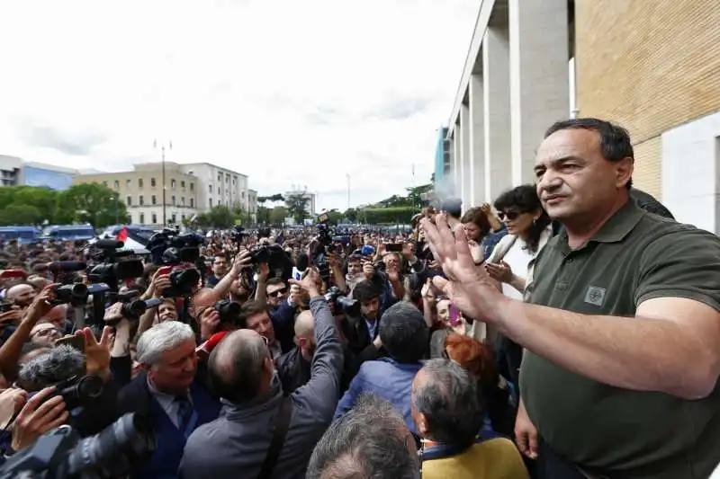 mimmo lucano  arriva all'universita' la sapienza di roma 5