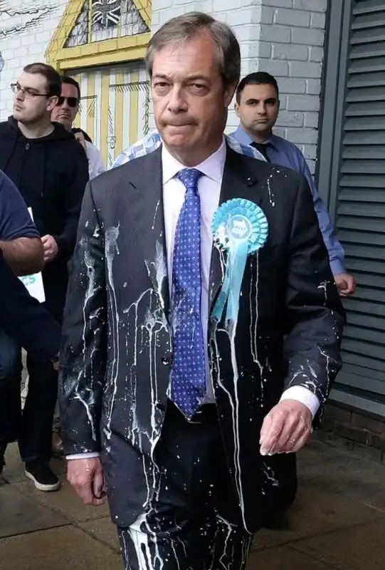 nigel farage colpito da un milkshake 1