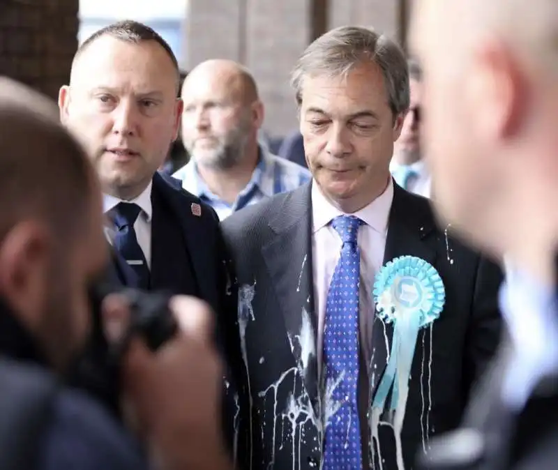 nigel farage colpito da un milkshake 5