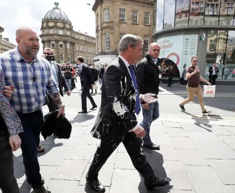 nigel farage colpito da un milkshake 6