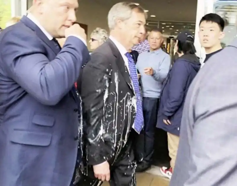 nigel farage colpito da un milkshake 9