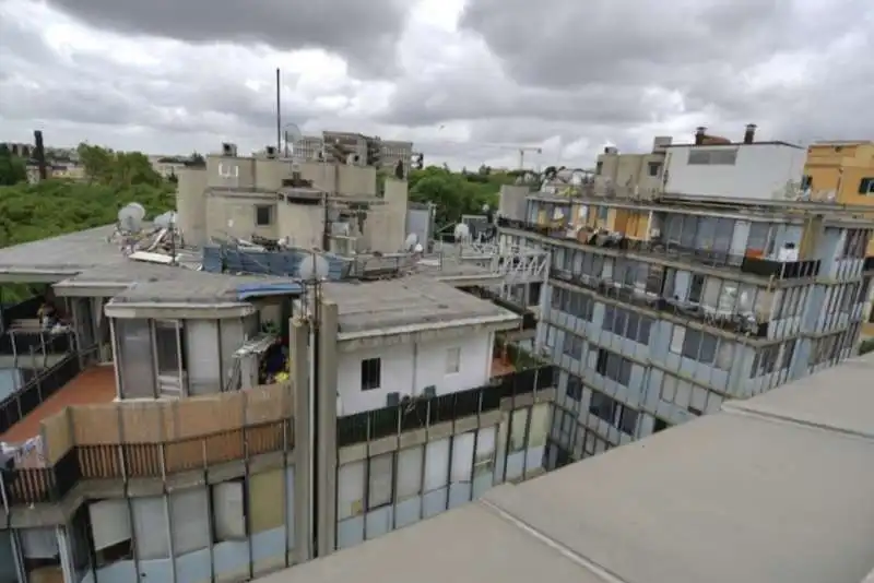 palazzo occupato in viale delle provincie a roma 13