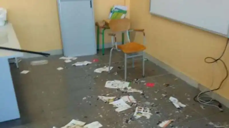 PALERMO - QUATTRO STUDENTI VANDALIZZANO UNA SCUOLA 