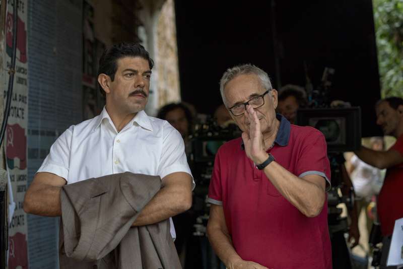 pierfrancesco favino con marco bellocchio sul set de il traditore