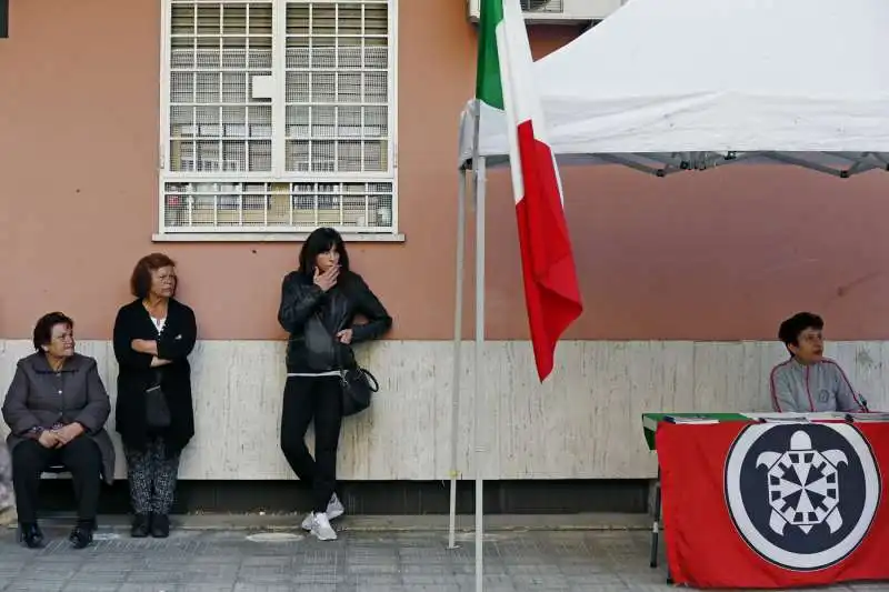 presidio di casa pound contro l'assegnazione di una casa popolare ad una famiglia rom a casal bruciato 19