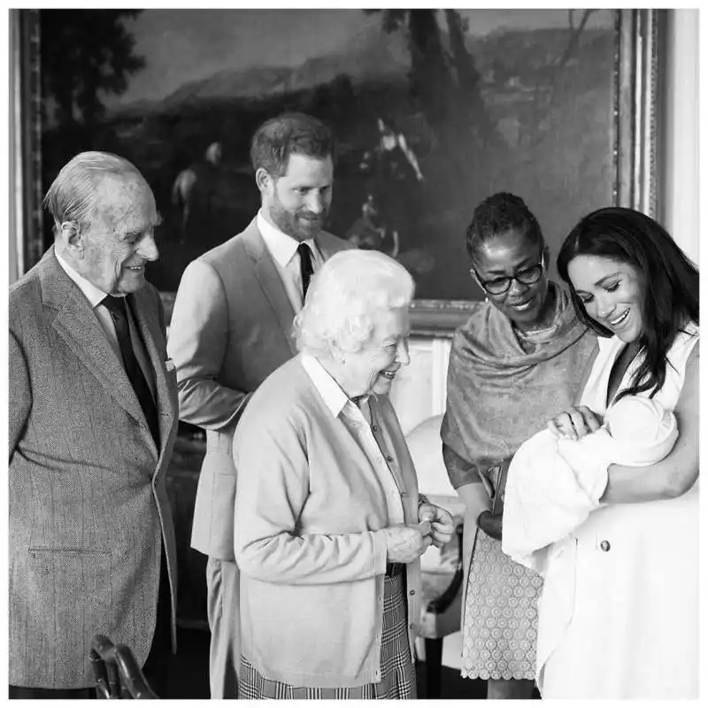 PRINCIPE FILIPPO HARRY LA REGINA ELISABETTA DORIA RAGLAND E MEGHAN MARKLE CON ARCHIE HARRISON WINDSOR MOUNTBATTEN