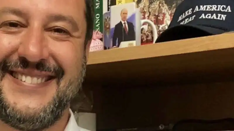 putin nella libreria di salvini