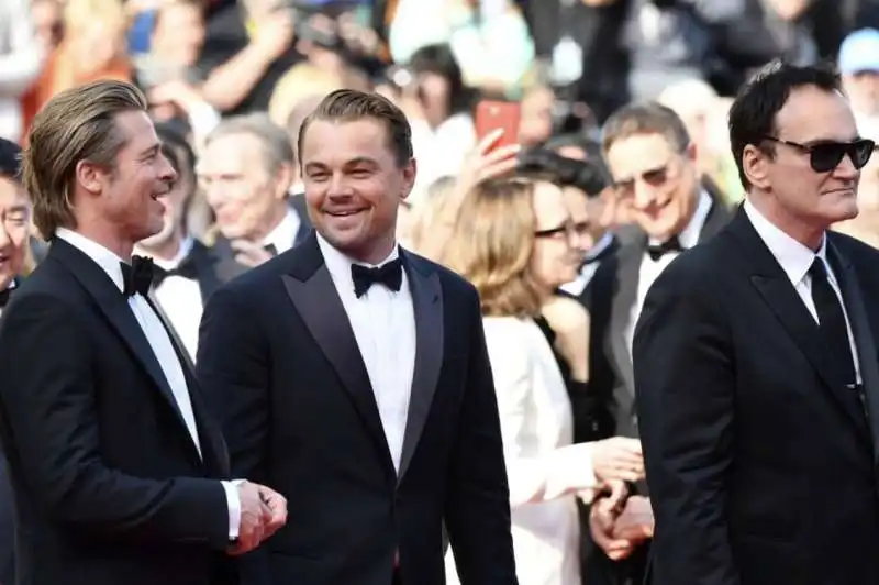 quentin tarantino con brad pitt e leonardo dicaprio sul red carpet di cannes