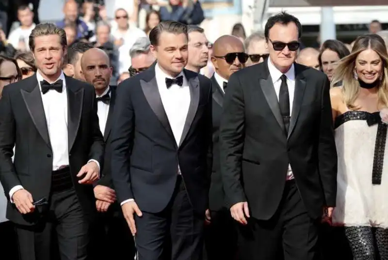 quentin tarantino con brad pitt, leonardo dicaprio e margot robbie sul red carpet di cannes