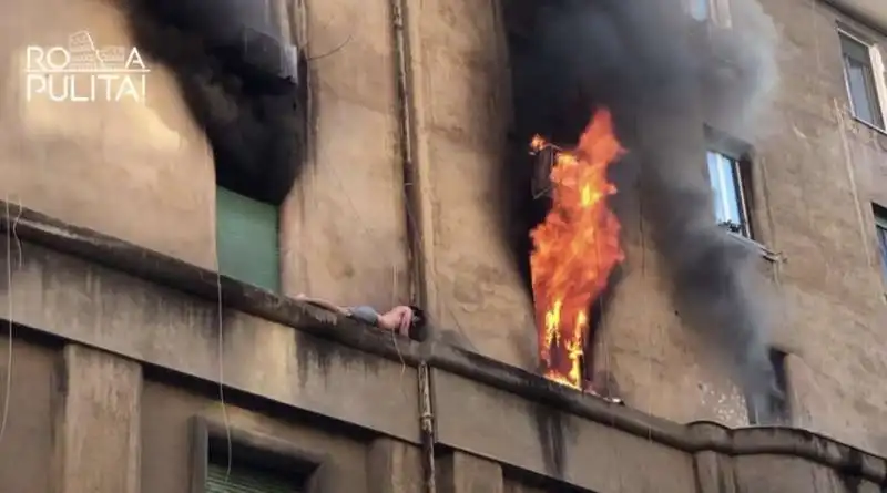 roma   incendio in un palazzo dell'appio   uomo intrappolato sul cornicione