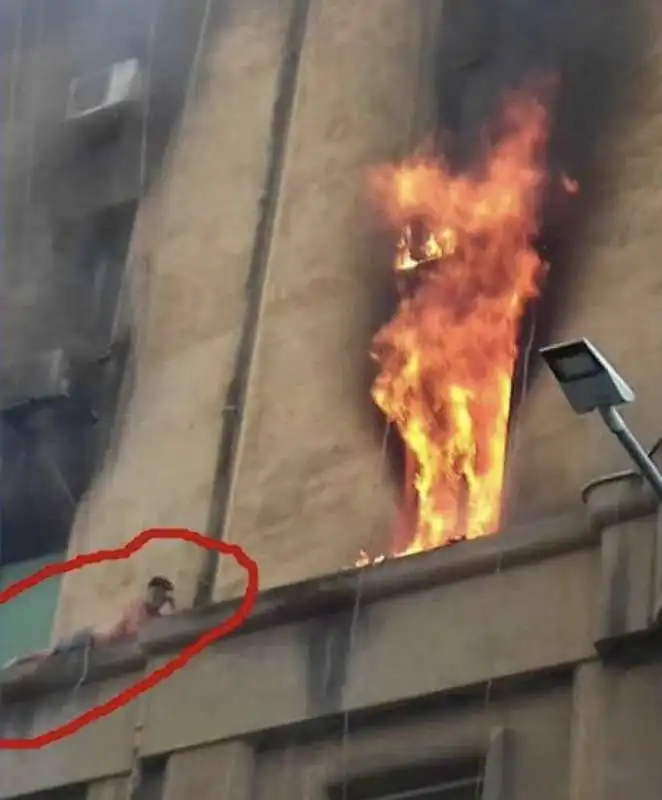 roma   incendio in un palazzo dell'appio   uomo intrappolato sul cornicione 2