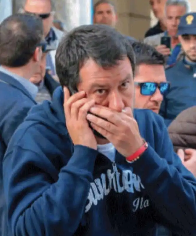 SALVINI AL TELEFONO