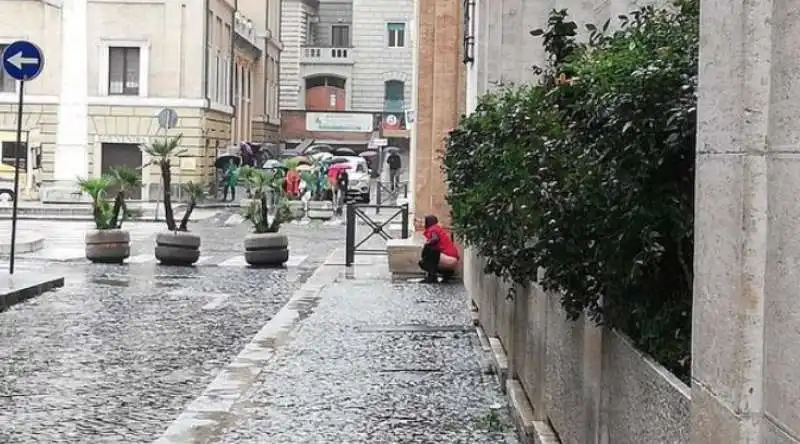 SAN PIETRO - UN PASSANTE SI SPOGLIA E FA I BISOGNI SUL MARCIAPIEDE