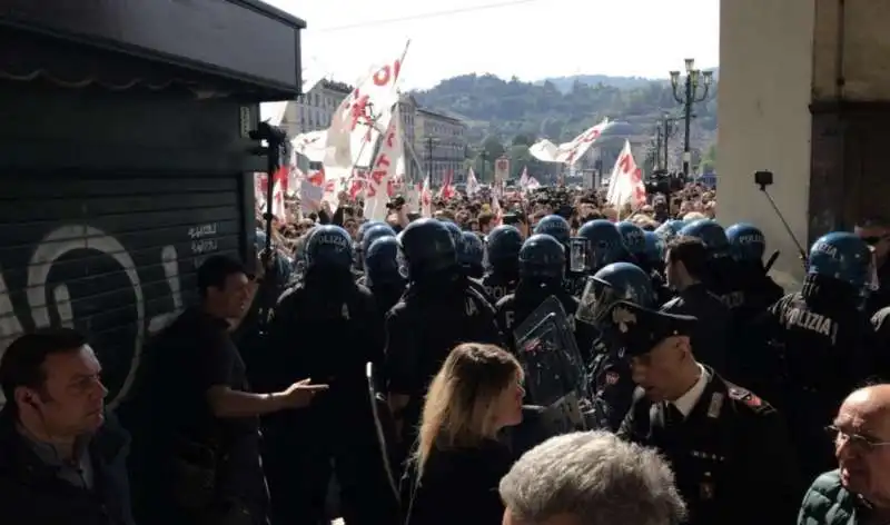 scontri con i no tav al corteo del primo maggio a torino 10