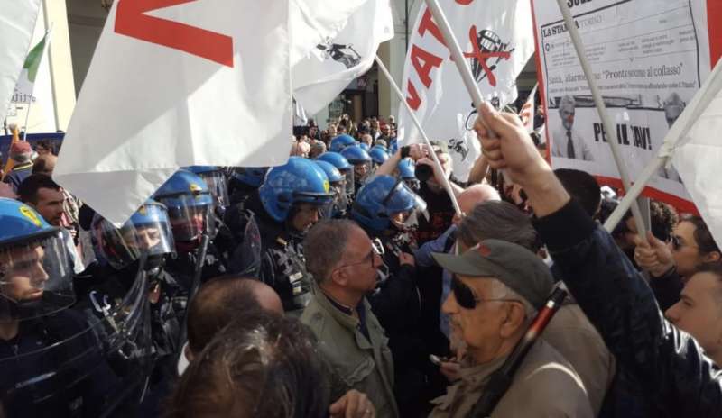 scontri con i no tav al corteo del primo maggio a torino 11