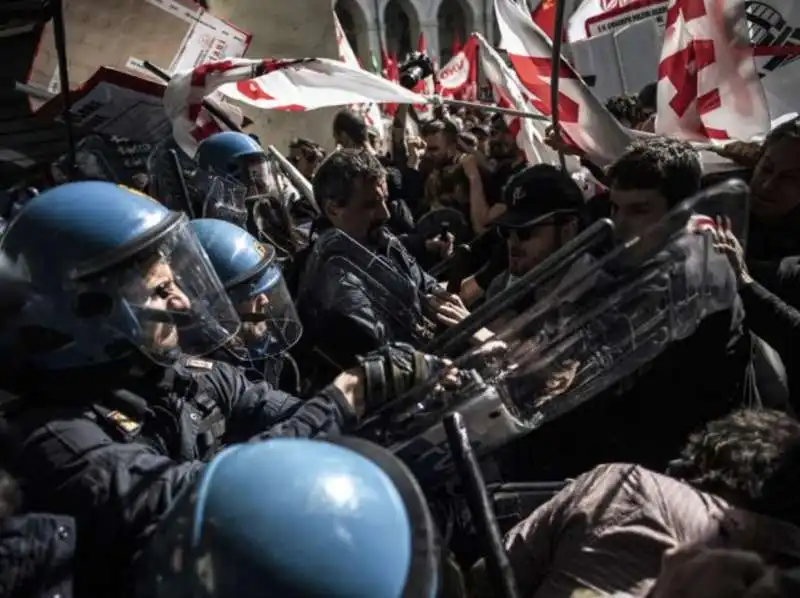 scontri con i no tav al corteo del primo maggio a torino 13