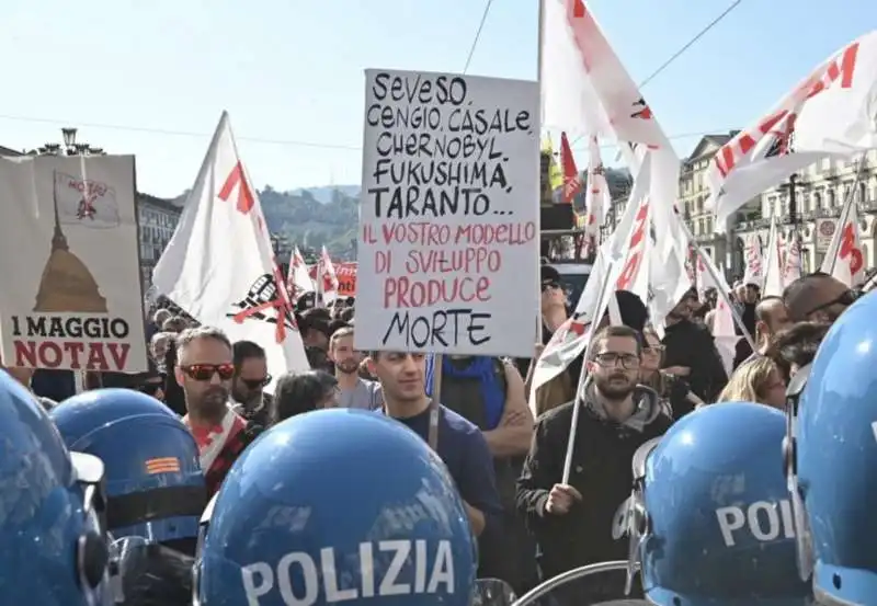 scontri con i no tav al corteo del primo maggio a torino 2