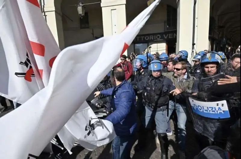 scontri con i no tav al corteo del primo maggio a torino 3