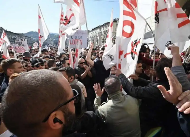 scontri con i no tav al corteo del primo maggio a torino 6