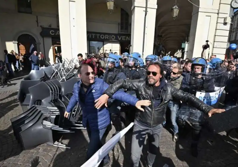 scontri con i no tav al corteo del primo maggio a torino 7