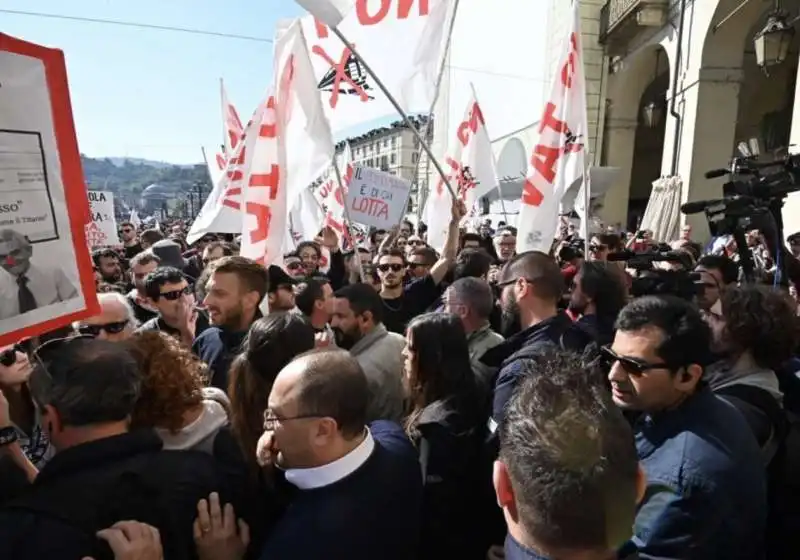 scontri con i no tav al corteo del primo maggio a torino 8