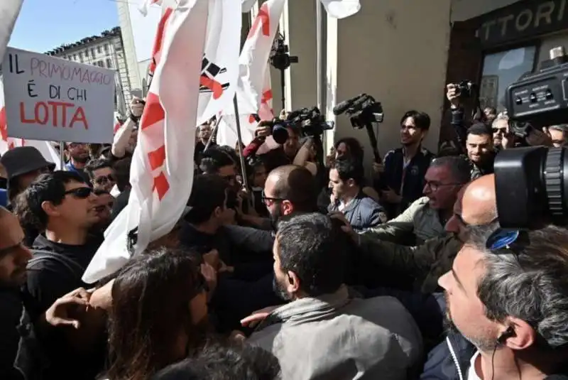 scontri con i no tav al corteo del primo maggio a torino 9