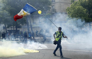 scontri gilet gialli polizia parigi