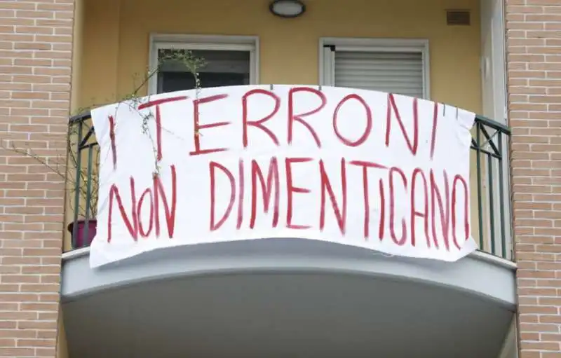 striscioni contro salvini 15