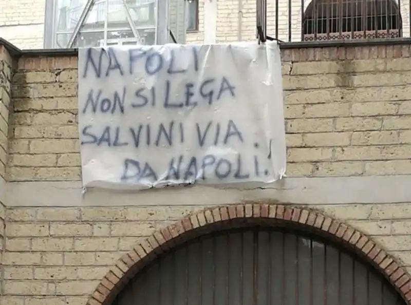 striscioni contro salvini 17