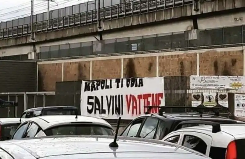 striscioni contro salvini 19