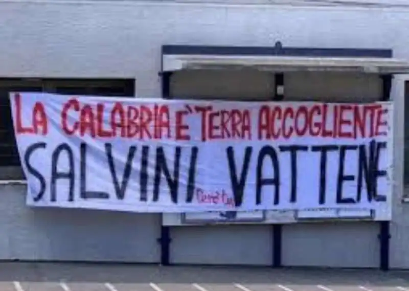 striscioni contro salvini 3