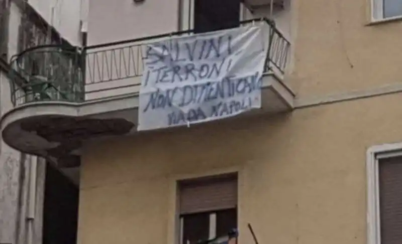 striscioni contro salvini 4