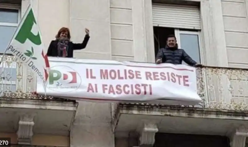 striscioni contro salvini 5