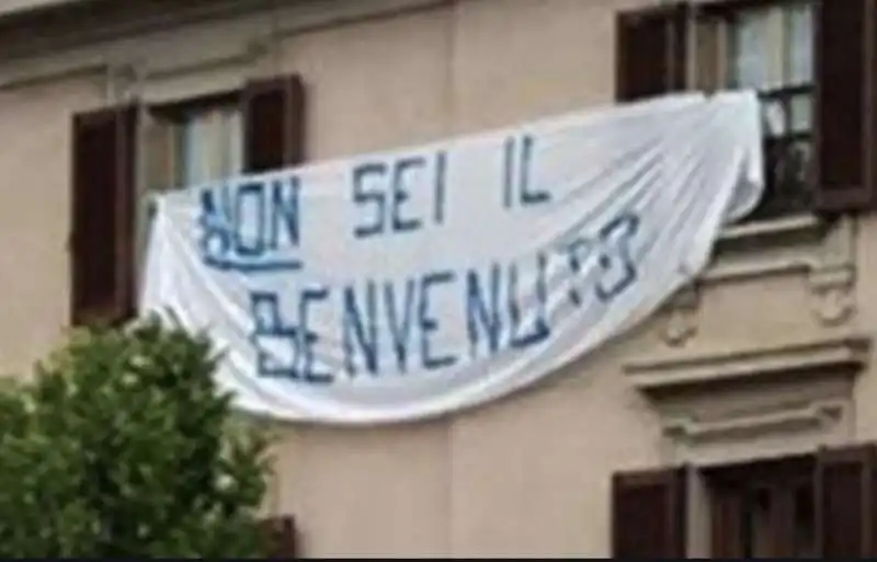 striscioni contro salvini 6