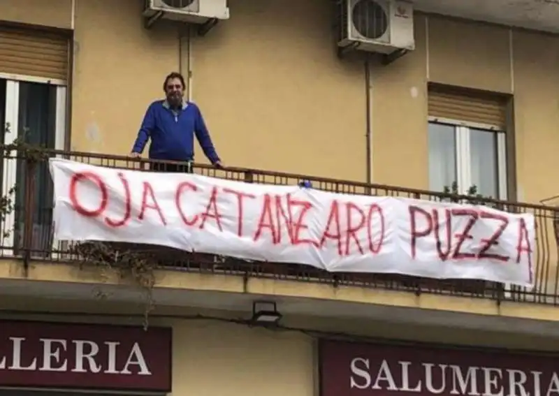 striscioni contro salvini 8