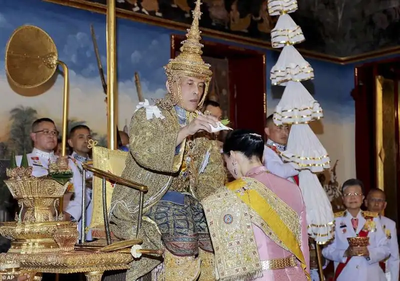 thailandia   incoronazione di maha vajiralongkorn 3