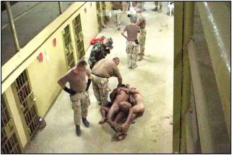 torture nel carcere di abu ghraib 13