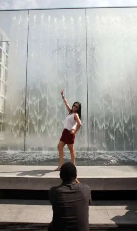 turisti alla fontana dell'apple store di piazza liberty milano 3