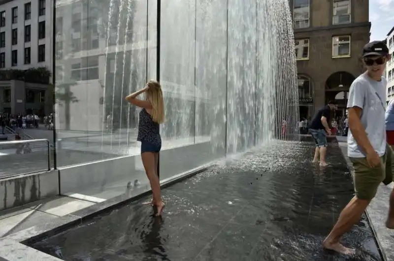 turisti alla fontana dell'apple store di piazza liberty milano 5