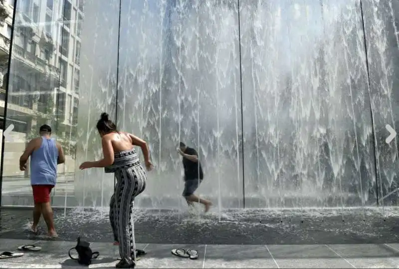 turisti alla fontana dell'apple store di piazza liberty milano 6