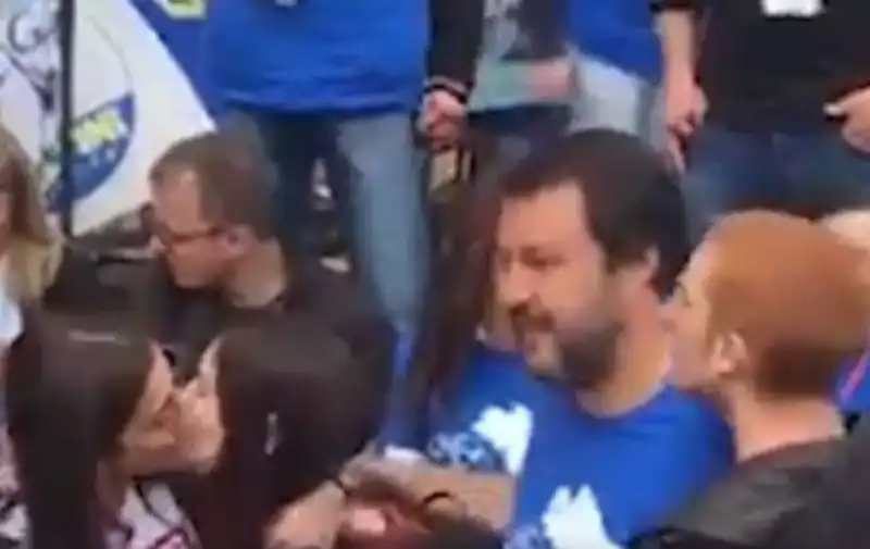 un ragazzo prova a baciare matteo salvini 1