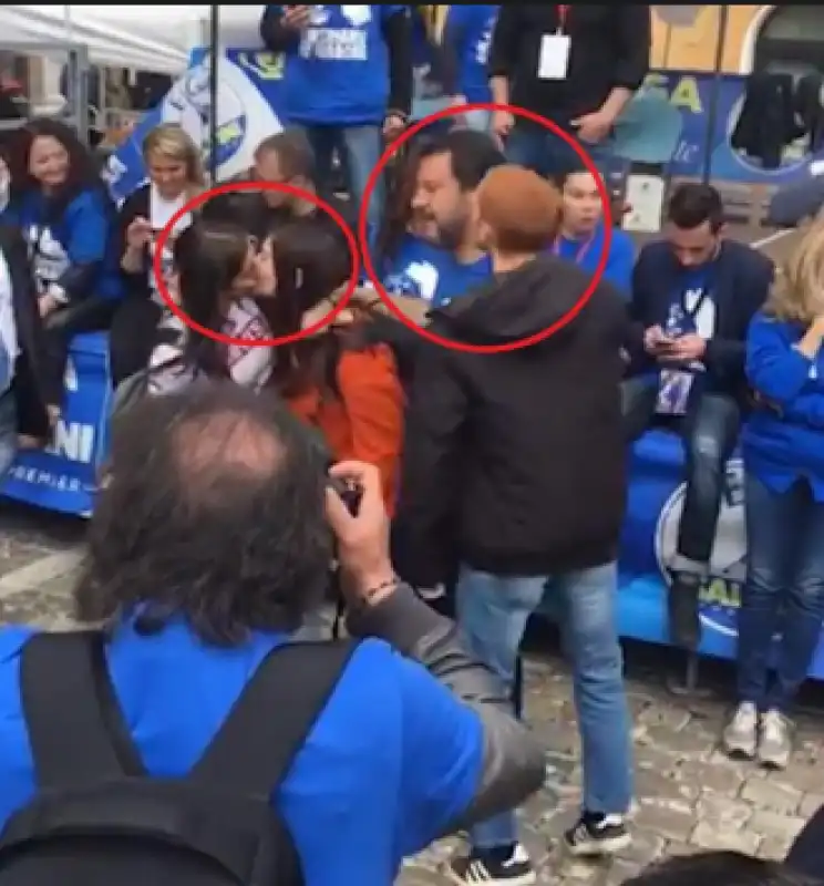 un ragazzo prova a baciare matteo salvini 2