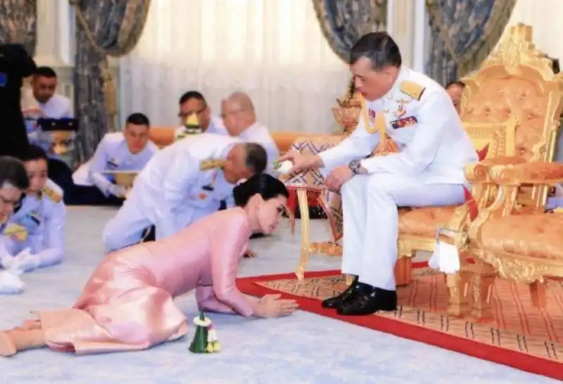 vajiralongkorn e la moglie 1