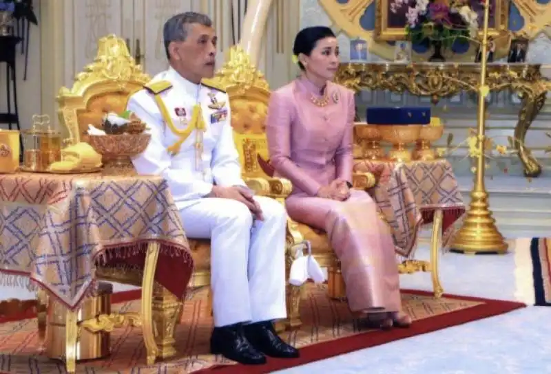 vajiralongkorn e la moglie 3