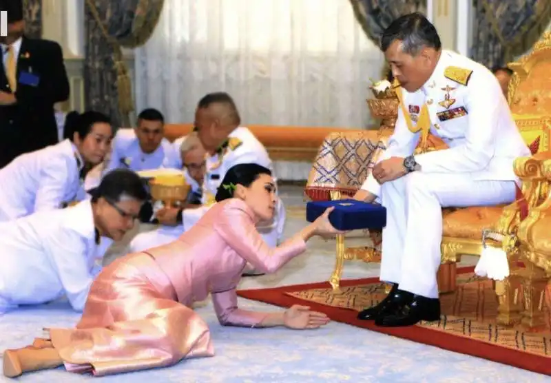 vajiralongkorn e la moglie 5