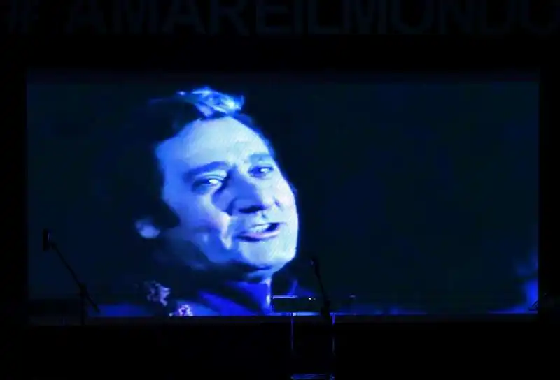 video proiettato in ricordo di alberto sordi