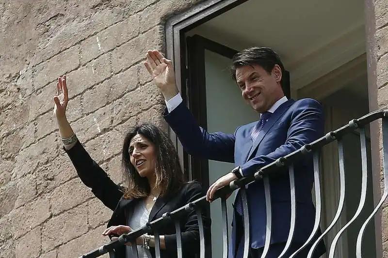 virginia raggi e giuseppe conte affacciati al balcone del campidoglio 1