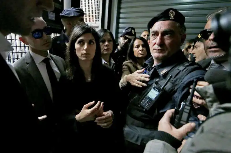 virginia raggi visita la famiglia rom a casal bruciato 8