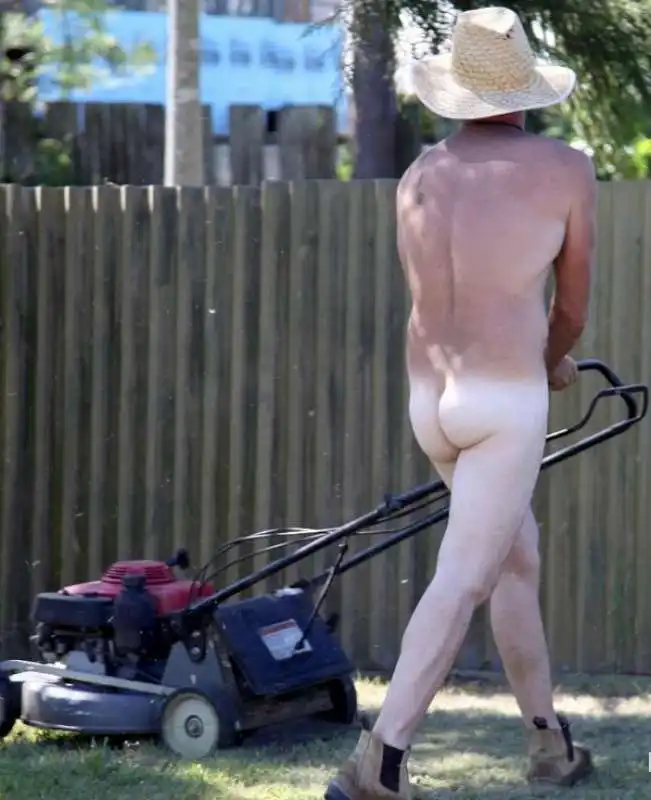 world naked gardening day   2