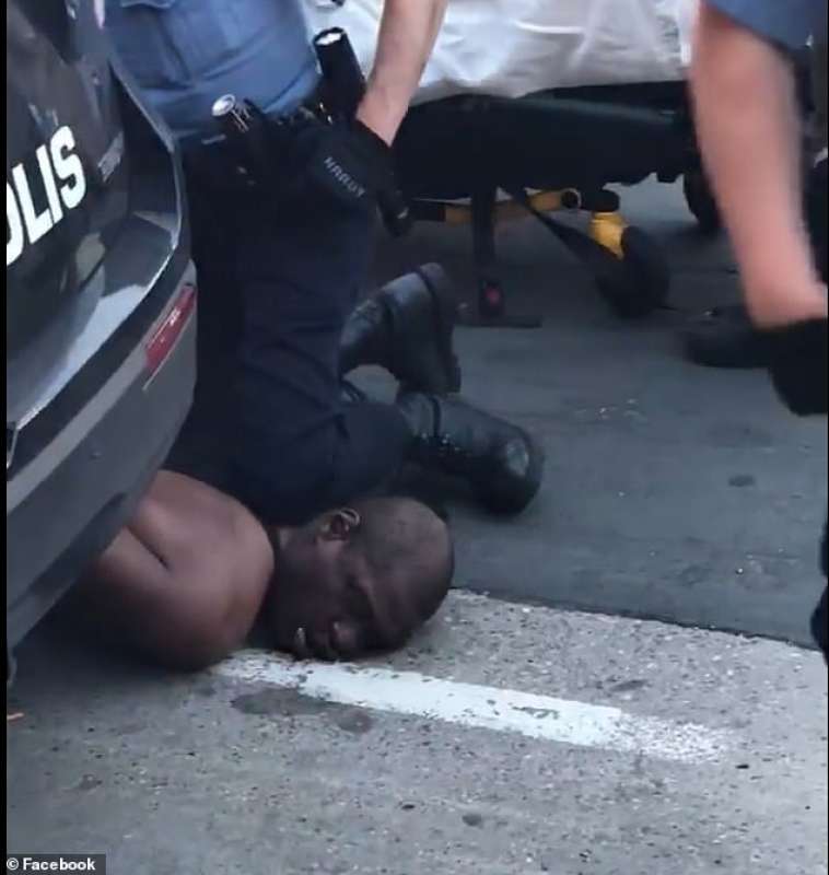 agente di polizia preme il ginocchio sul collo di george floyd minneapolis 3